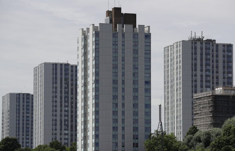 Το Ηνωμένο Βασίλειο απαγορεύει τα εύφλεκτα υλικά σε προσόψεις νέων ψηλών κτιρίων